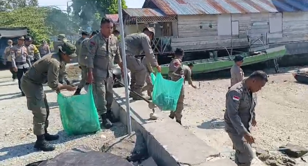 Satgas Operasi Madago Raya menggelar aksi bersih-bersih pantai di sepanjang Desa Tokorondo, Kabupaten Poso, pada Minggu (3/11/2024).