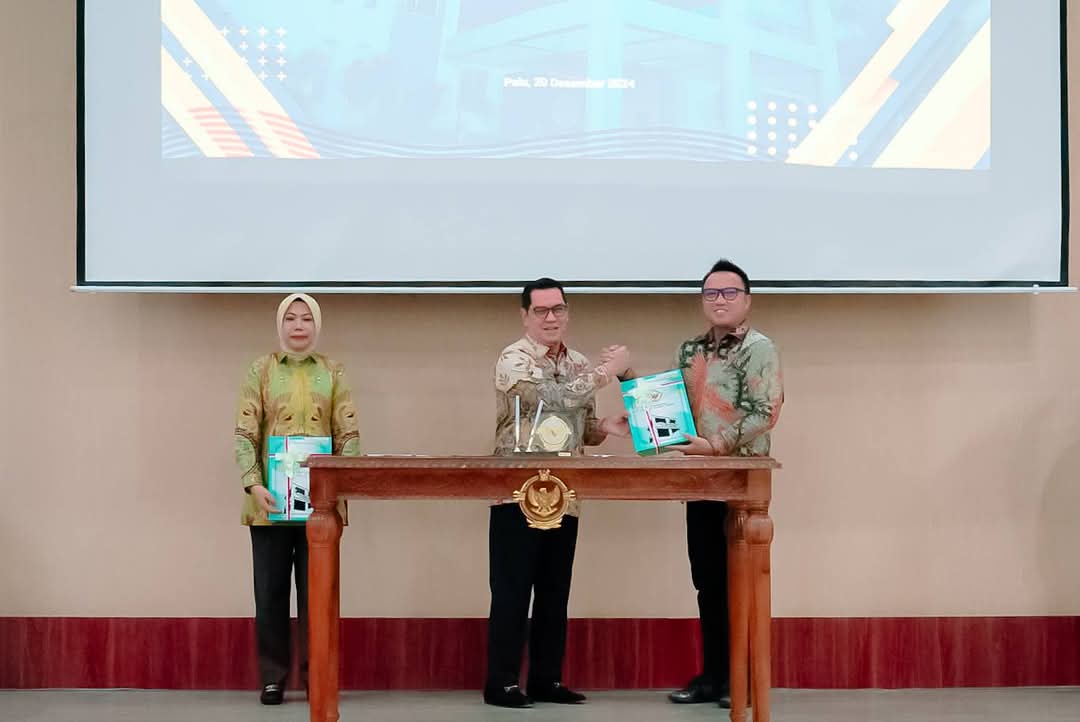 Kepala Badan Pemeriksa Keuangan (BPK) Perwakilan Provinsi Sulawesi Tengah, Binsar Karyanto, menyerahkan Laporan Hasil Pemeriksaan Kinerja dan Pemeriksaan Dengan Tujuan Tertentu (PDTT) Semester II Tahun Anggaran (TA) 2024.