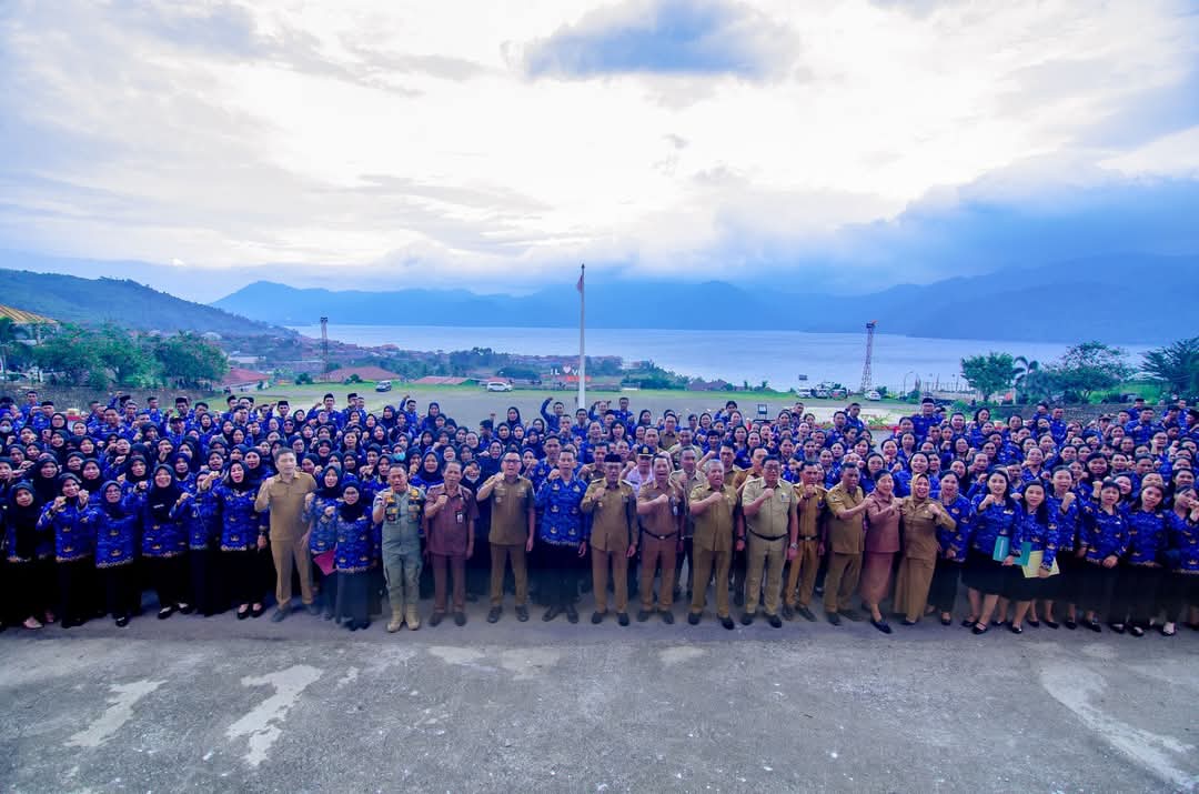 Sebanyak 758 orang yang mendapatkan surat keputusan pengangkatan sebagai Pegawai Pemerintah dengan Perjanjian Kerja (PPPK) tahun 2023 dan 2024 Di kabupaten Morowali Utara. Senin (23/12/2024)