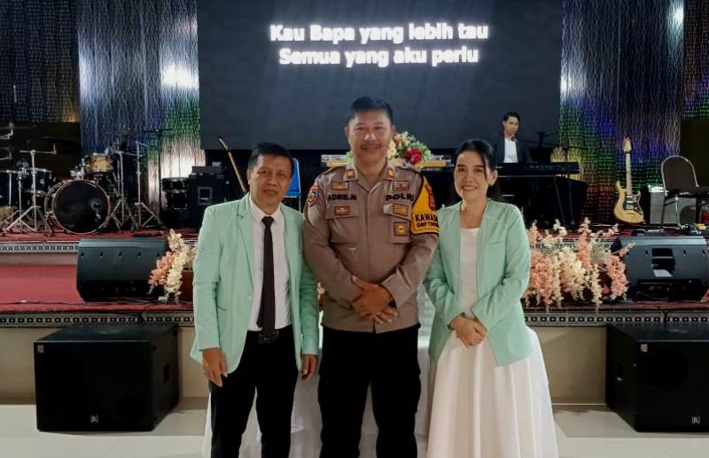 Kasiwas AKP Adrie J. Moningka menyambangi beberapa Gereja di wilayah Kecamatan Ratolindo Kabupaten Tojo Una Una, Minggu pagi (01/12/2024).