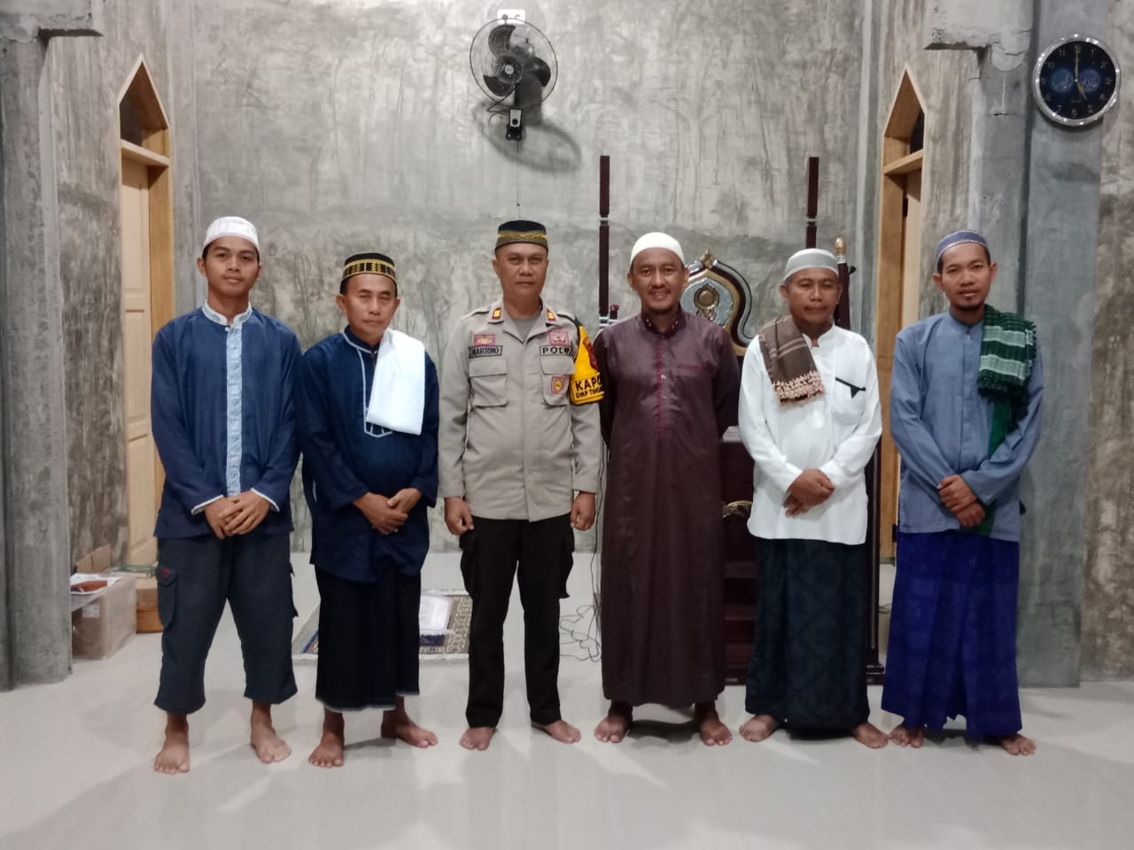 Plt. Kasihumas Iptu Martono melaksanakan sholat subuh Keliling di Masjid Darussalam komplek Perumahan Sansarino Permai, Senin (02/12/2024).