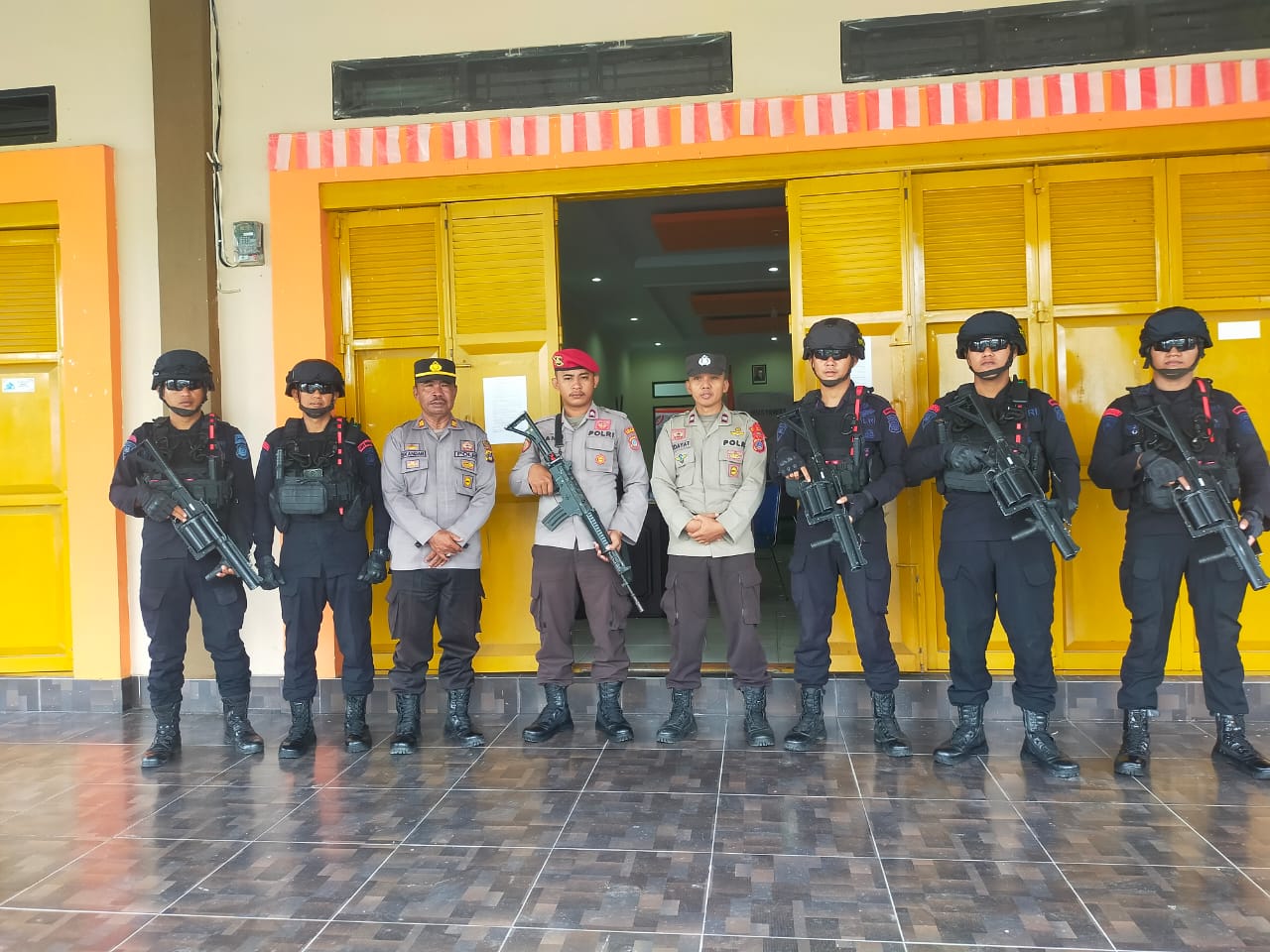 Polres Touna intensifkan pengamanan kantor Bawaslu Touna, kantor KPU dan gudang logistik KPU Touna. Minggu (8/12/2024)