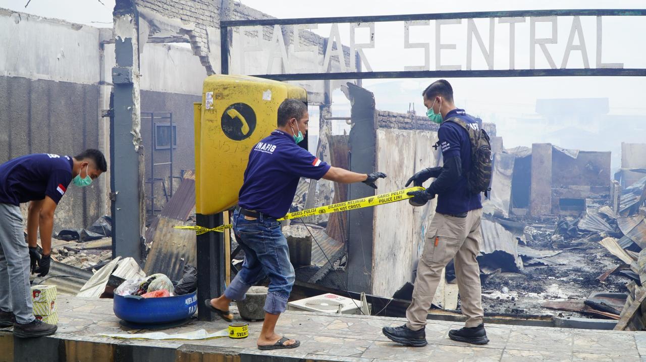 Tim Inafis Satreskrim Polres Banggai melakukan olah TKP awal peristiwa kebakaran Pasar Sentral, Jalan Ahmad Yani, Kota Luwuk, Minggu (8/12/2024) sore.