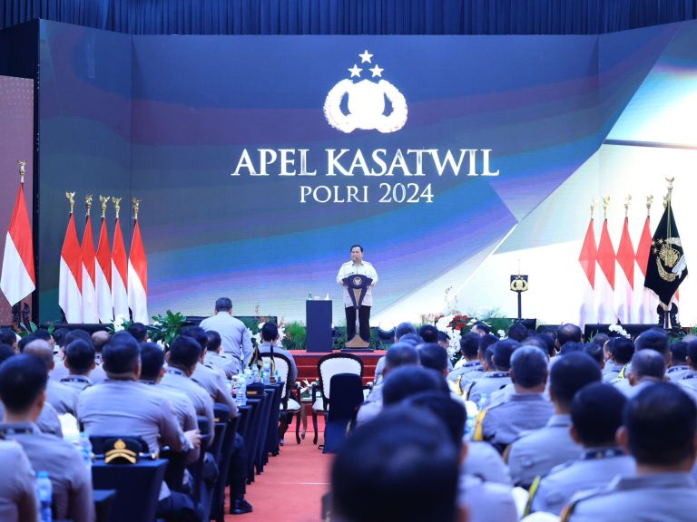 Presiden Republik Indonesia Prabowo Subianto didampingi sejumlah menteri Kabinet Merah Putih juga hadir dalam apel tersebut dan memberikan arahan kepada para peserta Apel Kasatwil Polri. Rabu (11/12/2024
