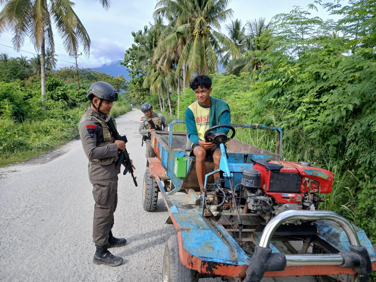 Satgas III Preventif Operasi Madago Raya terus meningkatkan upaya pencegahan peredaran bahan berbahaya seperti senjata api, bahan peledak, dan bahan berbahaya lainnya di wilayah Kabupaten Poso, Sulawesi Tengah. Pada Sabtu (14/12/2024).