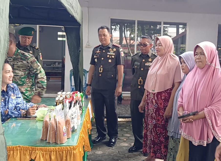 Komandan Kodim 1307/Poso, Letkol Arm Edi Yulian Budiargo, bersama Kepala Staf Kodim dan Perwira Staf Kodim 1307/Poso, turut meninjau langsung lokasi bazar. Minggu (15/12/2024)
