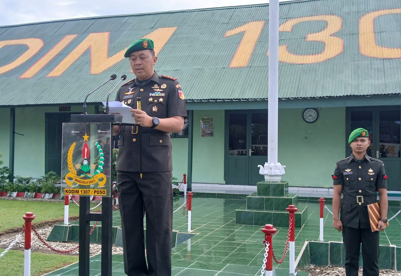 Bertindak sebagai Inspektur Upacara Dandim 1307/Poso, Letkol Arm Edi Yulian Budiargo, S.Sos., M.Han. membacakan amanat dari Kepala Staf Angkatan Darat (KASAD), Jenderal TNI Maruli Simanjuntak, M.Sc
