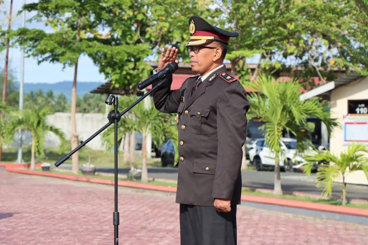 Wakapolres Tojo Una Una Kompol Mulyadi bertindak sebagai Inspektur Upacara pada upacara peringatan Hari Bela Negara yang bertema “Gelorakan Bela Negara Untuk Indonesia Maju. Kamis (19/12/2024)