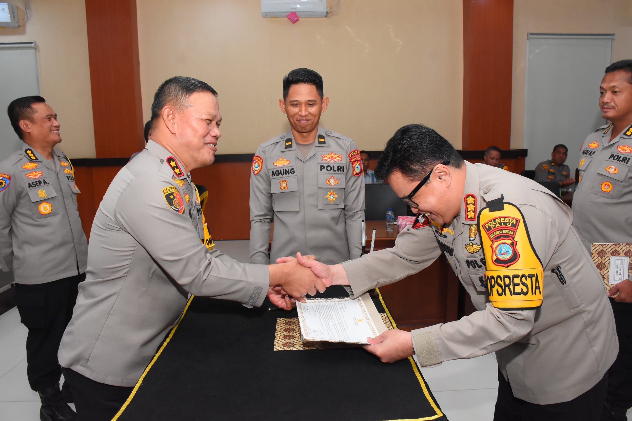 Polda Sulteng Kapolda Irjen Pol. Dr. Agus Nugroho, SIK, SH, MH menyerahkan DIPA T.A 2025 kepada Kepala Satuan Kerja (Kasatker) dan Kepala Satuan Wilayah (Kasatwil) dilingkungan Polda Sulteng, Kamis (19/12/2024)