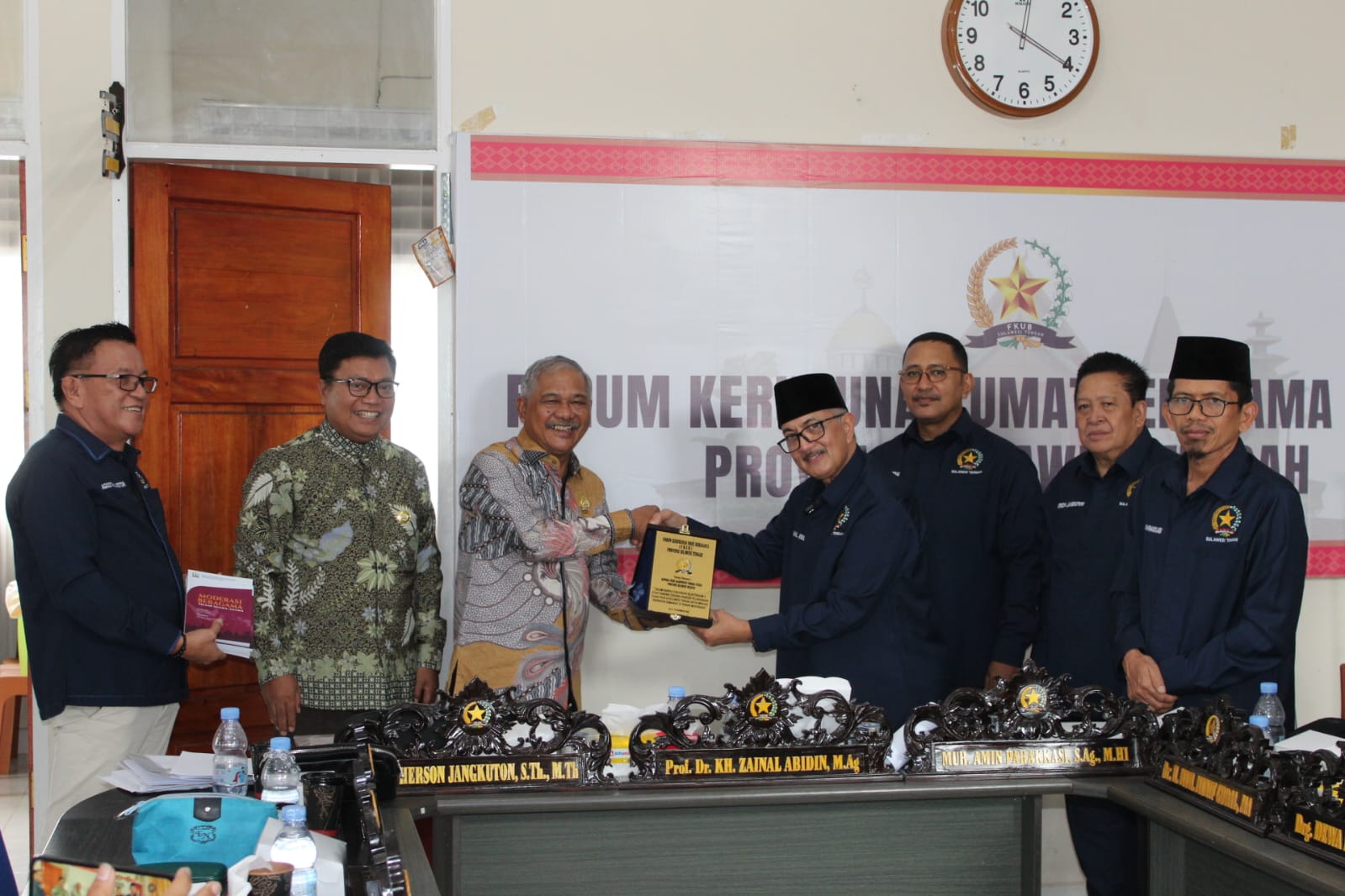 Foto: Ketua FKUB Sulteng Profesor Kiai Haji Zainal Abidin MAg memberikan cendramata kepada Ketua FKUB Toraja Utara Pendeta Musa Salusu, di Kota Palu, Kamis (19/12/2024)