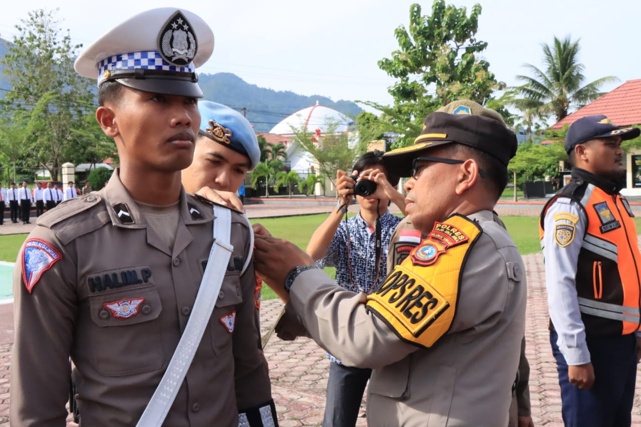 Wakapolres Tojo Una Una Kompol Mulyadi, Saat menyamatan pita tanda dimulai oprasi Ops Lilin Tinombala 2024. di lapangan apel Mapolres Tojo Una Una, Jumat (20/12/2024).