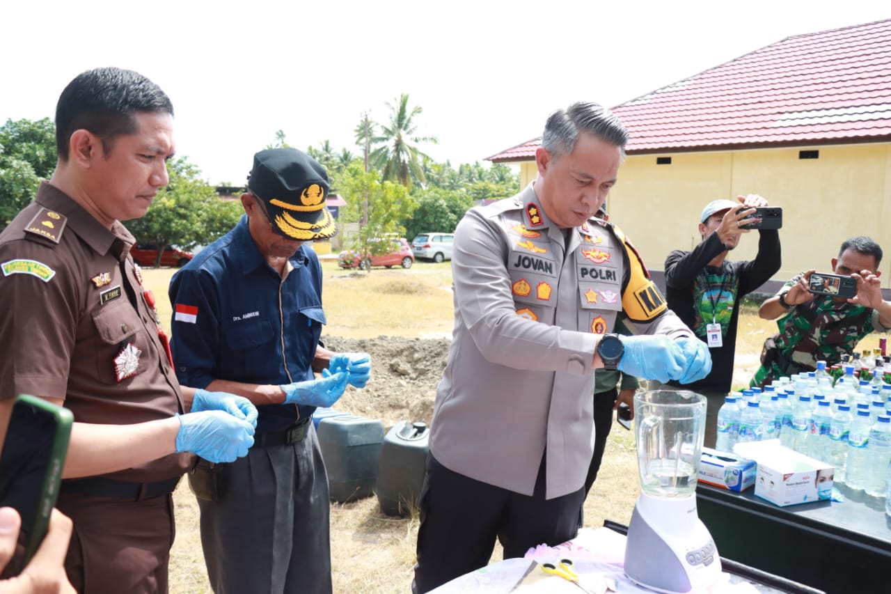 Pemusnahan barang bukti tersebut dipimpin langsung oleh Kapolres Parigi Moutong AKBP Jovan Reagan Sumual, SH, S.IK, MH, M.Tr. SOU bersama para Forkopimda, Kapolsek jajaran Polres Parigi Moutong dan unsur terkait lainnya, Jumat (20/12/2024).