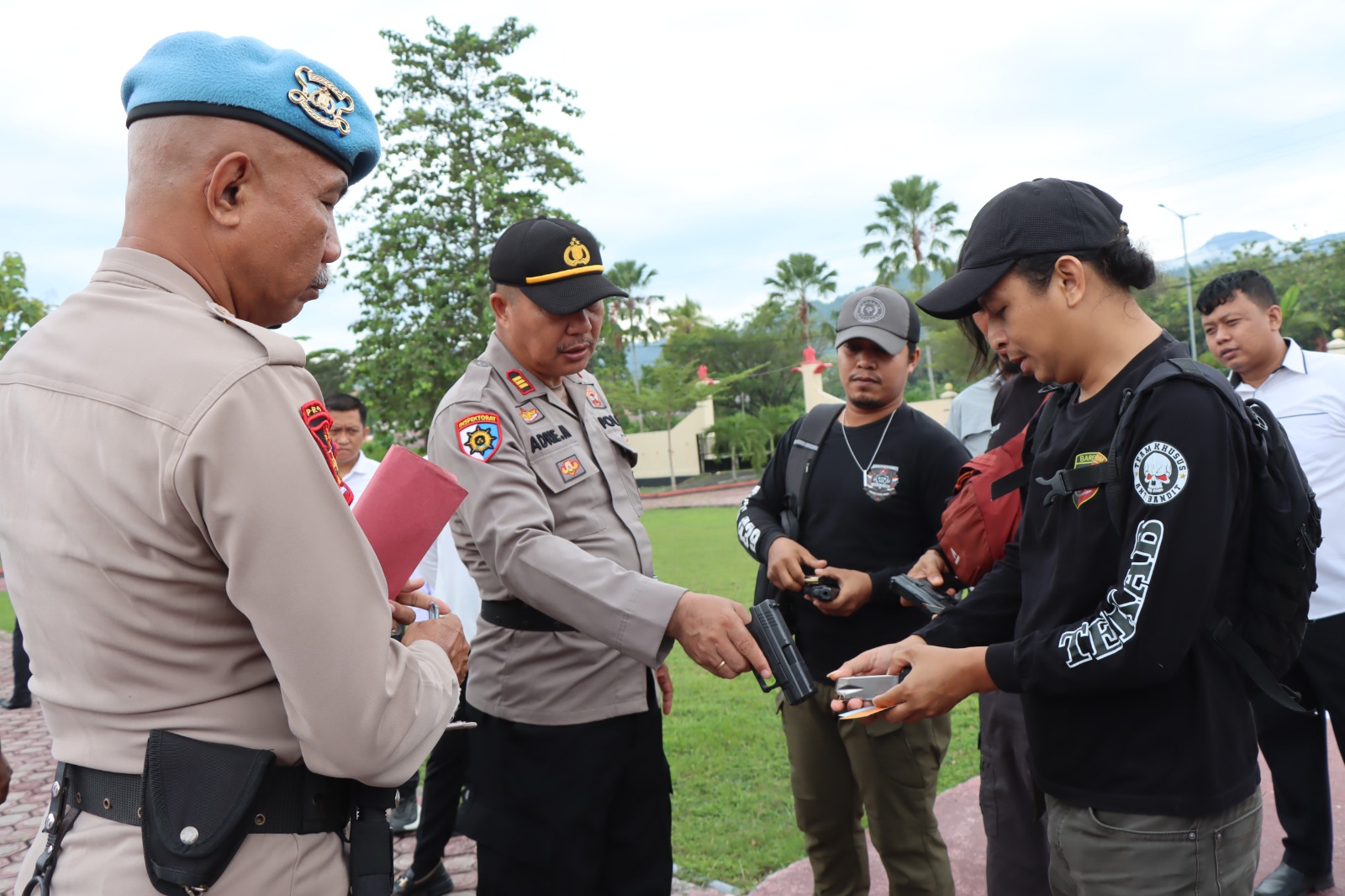 Sipropam touna melaksanakan pengecekan dan pengawasan terhadap personel pemegang senpi berlangsung di halaman apel Polres Tojo Una Una, Senin (23/12/2024).