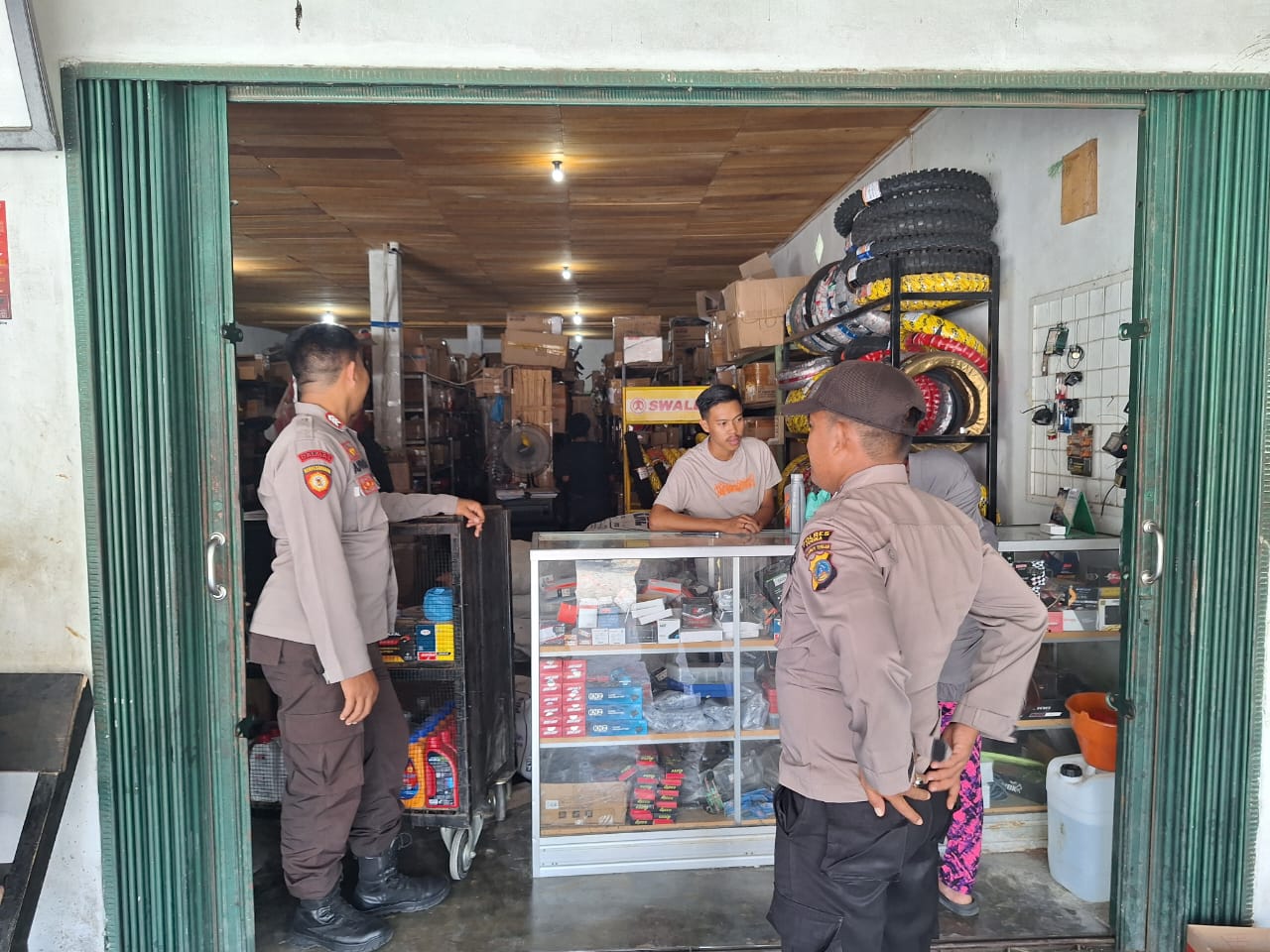 Polsek Ampana Tete melaksanakan patroli dialogis kepada warga masyarakat, jelang perayaan natal dan tahun baru Senin (23/12/2024) pukul 08.30 Wita