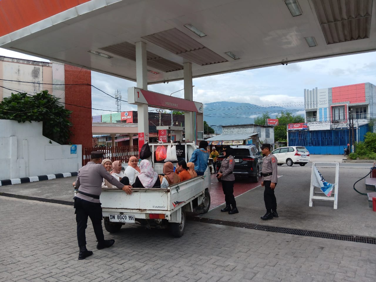 Satuan Tugas (Satgas) Preemtif Operasi Lilin Tinombala 2024 melalui Subsatgas Binmas, sosialisasi dan imbauan kepada sopir dan penumpang kendaraan bak terbuka, Minggu 22/12/2024,disalah satu SPBU di Jalan Towua, Kota Palu.
