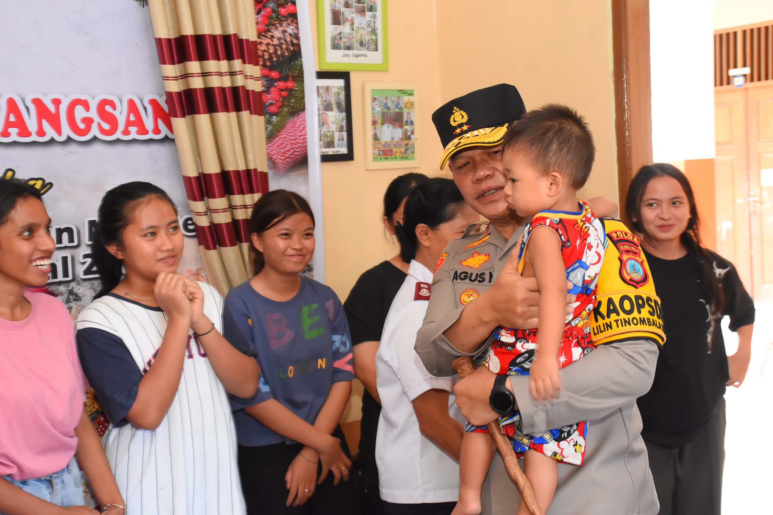 Kapolda Sulteng Irjen Pol. Dr. Agus Nugroho berbagi kebahagiaan dengan mengunjungi panti asuhan dan warakawuri Purnawirawan Polri di Kota Palu, Sulawesi Tengah, Selasa (24/12/2024)