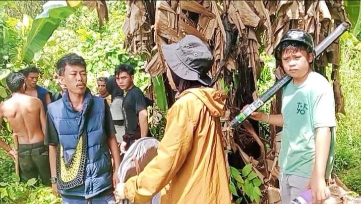 Salah satu pendaki perempuan yang ditemukan tersesat oleh SAR gabungan dan warga (foto: Rudini)