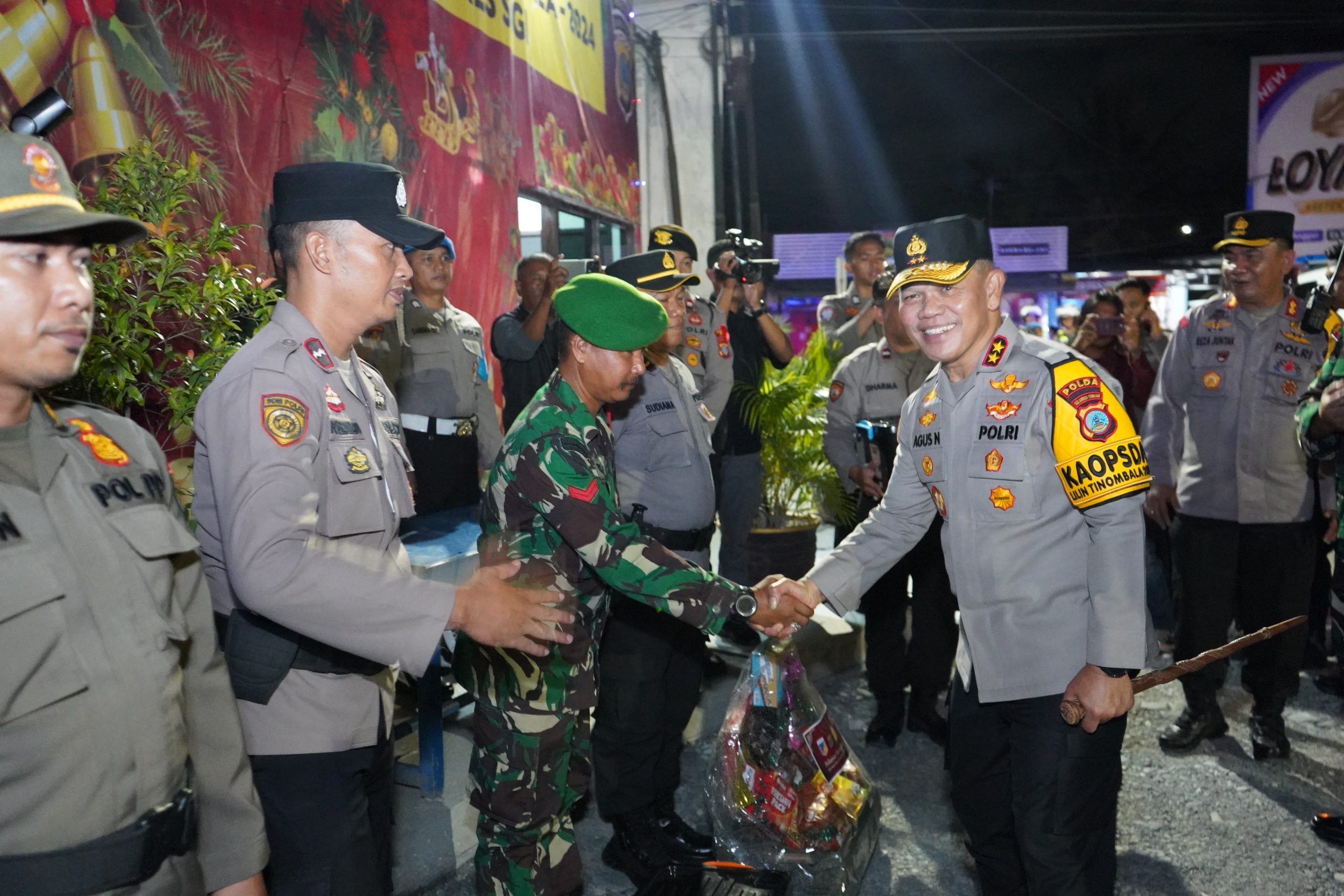 Kapolda Sulawesi Tengah (Sulteng) Irjen Pol. Dr. Agus Nugroho memantau langsung pengamanan misa malam natal dengan mengecek Pos Operasi Lilin Tinombala 2024 di Kota Palu, Selasa (24/12/2024) malam.