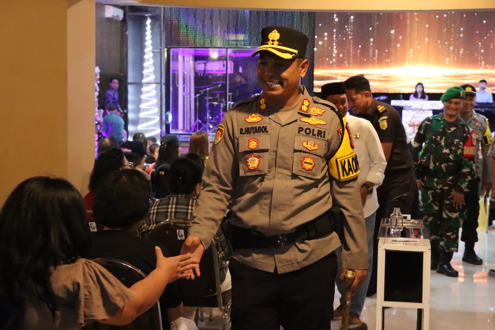 Kapolres Touna AKBP Ridwan J.M. Hutagaol., S.I.K., S.H. melakukan pengecekan Pos Pelayanan Ops Lilin Tinombala 2024 di Jln. Moh. Hatta Ampana, Selasa (24/12/2024).