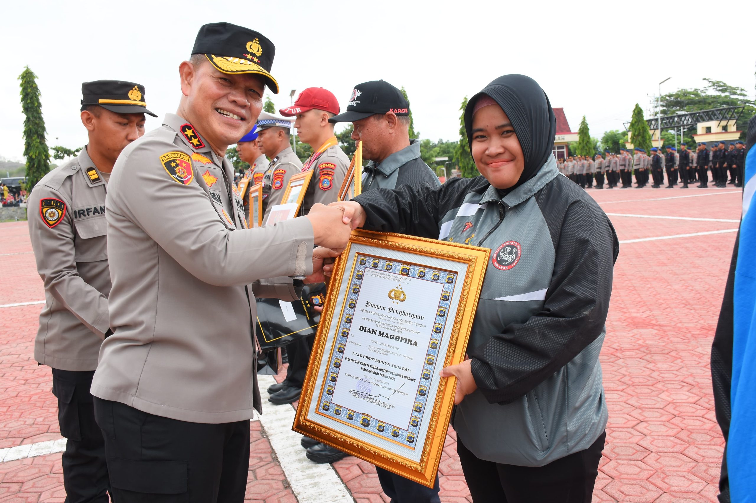 Kapolda Sulawesi Tengah, Irjen Pol Dr. Agus Nugroho, memberikan piagam penghargaan kepada personel dan masyarakat yang telah mengharumkan nama Sulawesi Tengah melalui prestasi olahraga di tingkat nasional dan internasional. Jumat (27/12/2024) 