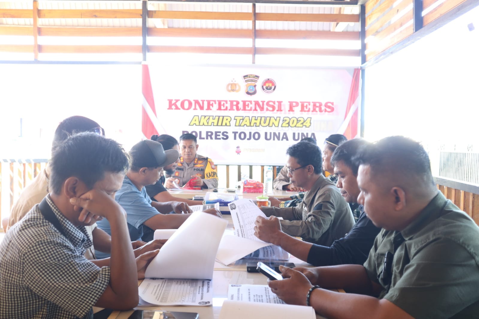 Konferensi pers yang dipimpin langsung Kapolres Touna, AKBP Ridwan J.M Hutagaol, S.I.K., S.H., didampingi oleh Wakapolres Kompol Mulyadi serta dihadiri oleh Pejabat Utama Polres Touna dan para awak media.