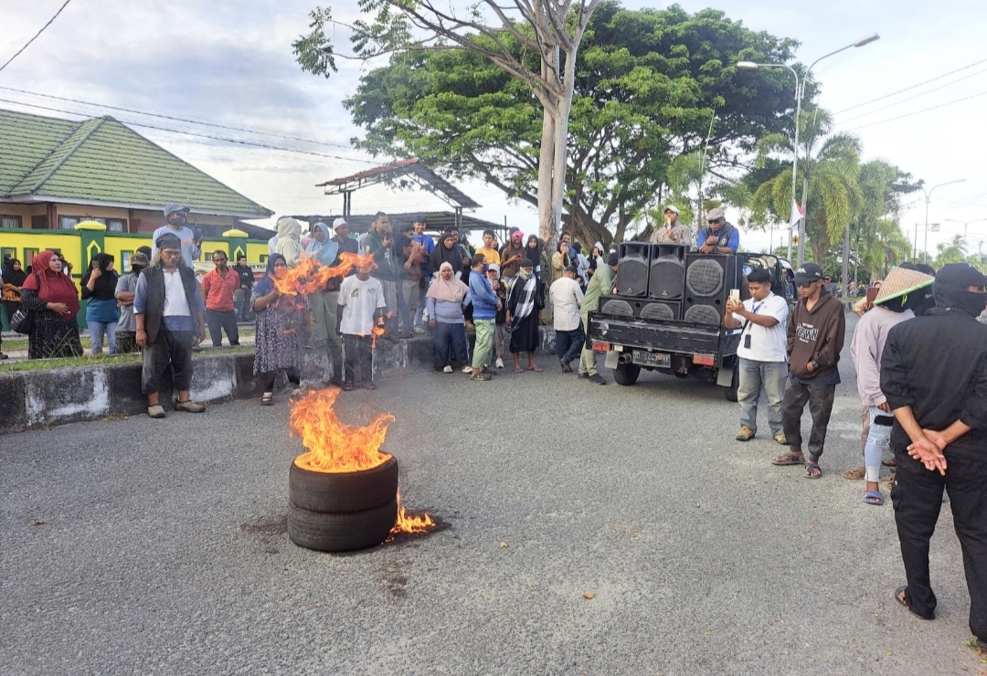 Massa Aksi Unjuk Rasa Di Kantor KPU Parigi Moutong. Kamis (5/12/2024).