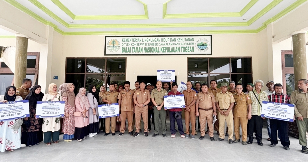 Penyerahan bantuan pemberdayaan masyarakat kepada 13 kelompok dari desa penyangga yang ada di kawasan taman nasional. Selasa (3/12/2024)