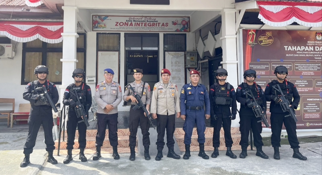 Personil Kompi lll Batalyon B Pelopor Sat Brimob Polda Sulteng dan Polres Touna, tingkatkan patroli di kantor objek penyelenggara pilkada, Kamis (12/12/2024).