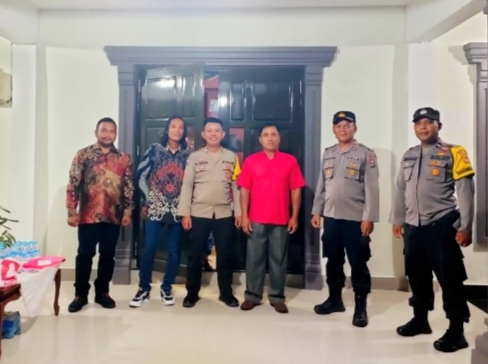 Polsek Ampana Kota kembali melaksanakan monitoring sekaligus pengamanan kegiatan ibadah perayaan natal di sejumlah gereja yang ada di wilayah hukumya, Senin malam (16/12/2024).