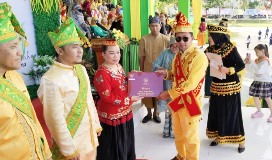 Wakil Bupati Touna Ilham Lawidu, Menyerahan Piagam Penghargaan di HUT Touna Yang Ke 21 Tahun, Rabu (18/12/2024)