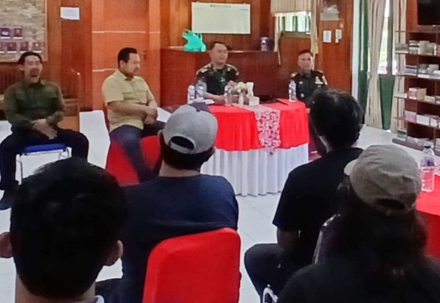 Kodim 1307/Poso mengadakan kegiatan silaturahmi bersama mantan narapidana terorisme (Napiter) mempererat hubungan persaudaraan, mendukung perayaan Natal Dan Tahun Baru 2025, Acara ini berlangsung di Makodim. Senin (23/12/2024)