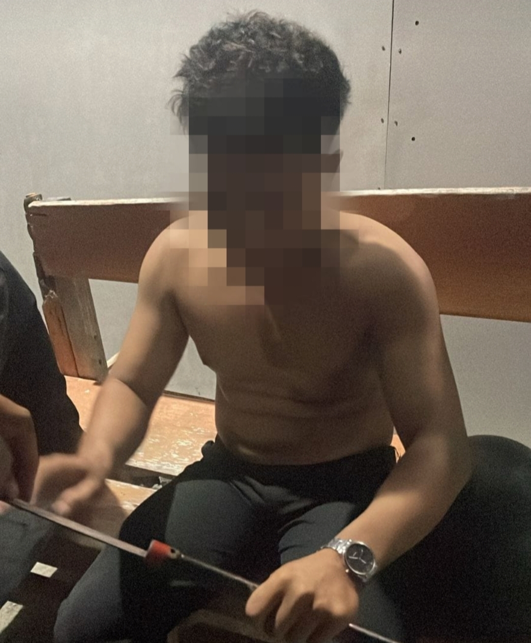 Polres Tojo Una Una mengamankan kelompok remaja yang membawa senjata tajam.Sabtu (28/12/2024) sekitar pukul 23.32 Wita, di Jalan Yos Sudarso Kecamatan Ampana Kota