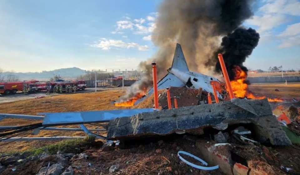 Puing pesawat Jeju Air yang mengalami kecelakaan di Bandara Muan, Korea Selatan, 29 Desember 2024. (Foto: Yonhap)