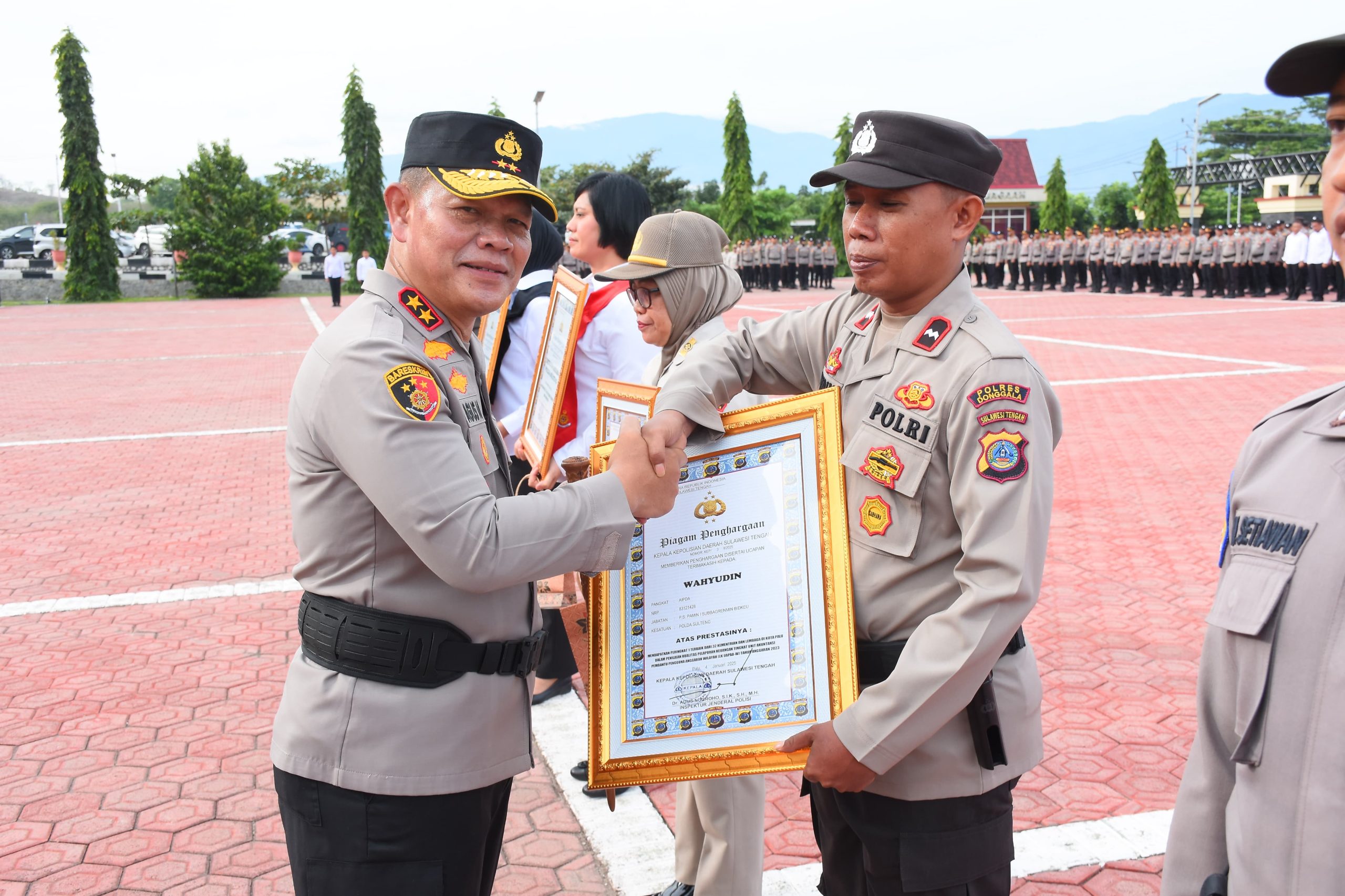 Kapolda Sulawesi Tengah, Irjen Pol. Dr. Agus Nugroho, memberikan piagam penghargaan kepada Satuan Kerja (Satker) dan sejumlah personel yang berprestasi di bidang administrasi keuangan Polri pada kegiatan apel pagi yang berlangsung, pada Senin (6/1/2025).