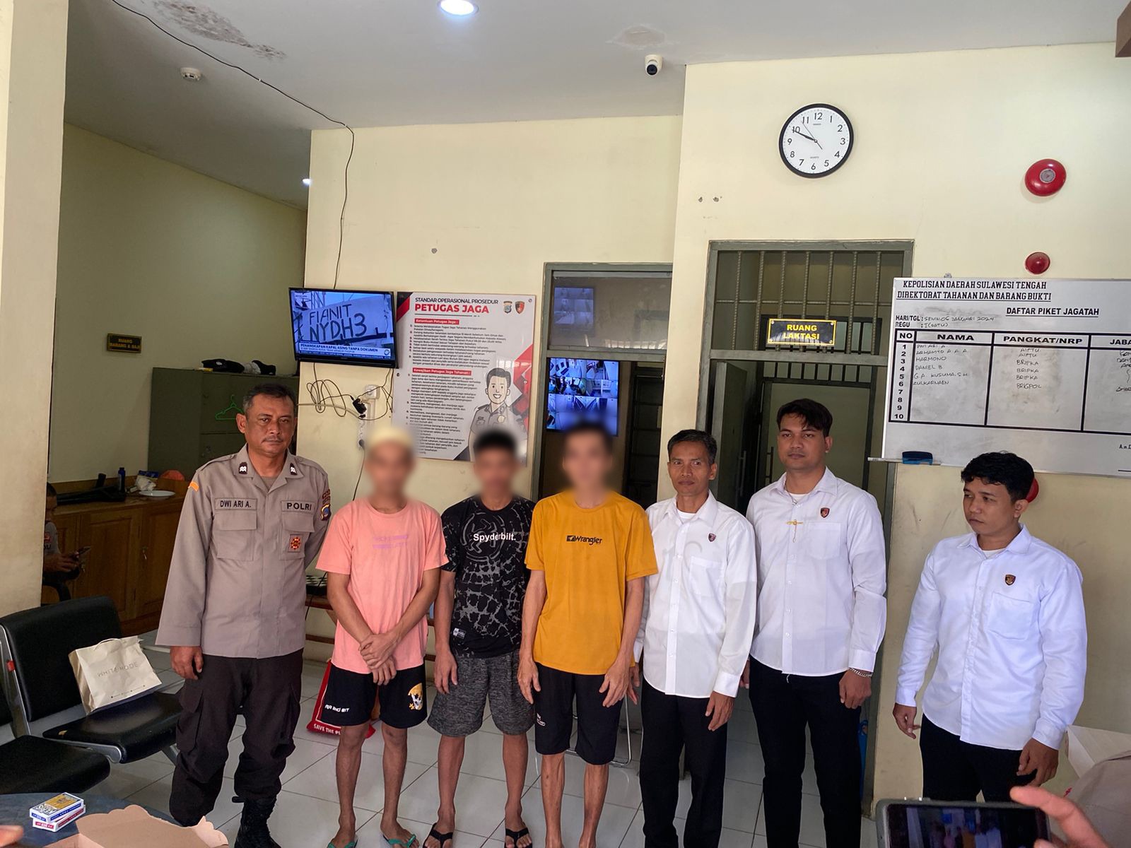 Penyidik Ditreskrimum Polda Sulteng serahkan tiga Pelaku kasus pencurian dengan pihak Kejaksaan dinyatakan lengkap (P.21), Senin (6/1/2025)