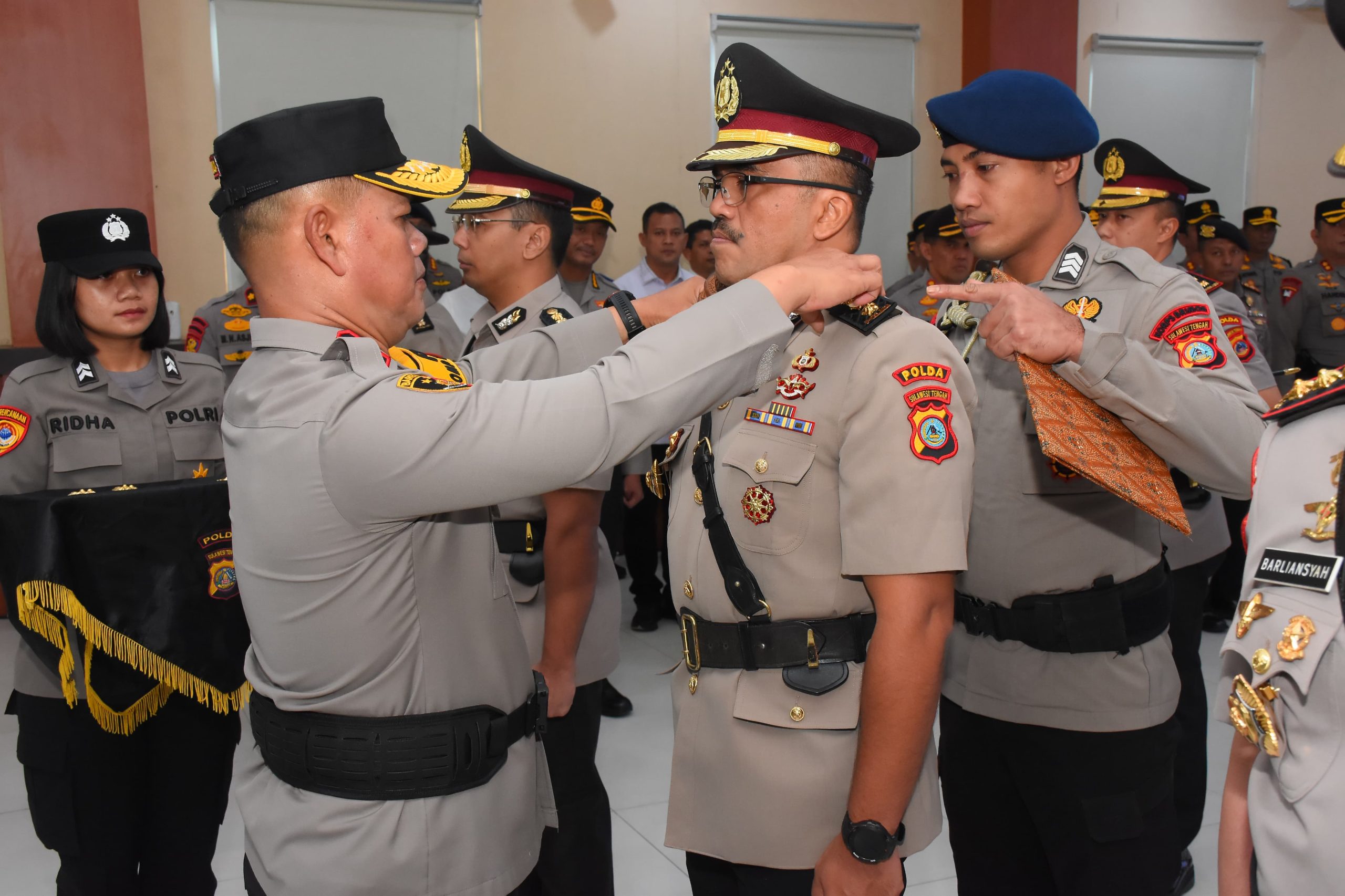Kapolda Sulawesi Tengah (Sulteng) Irjen Pol. Dr. Agus Nugroho, S.I.K, S.H., M.H memimpin serah terima jabatan (sertijab) tiga pejabat utama Polda Sulteng dan tiga Kapolres di Aula Rupatama Polda Sulteng, Kamis (9/1/2024)