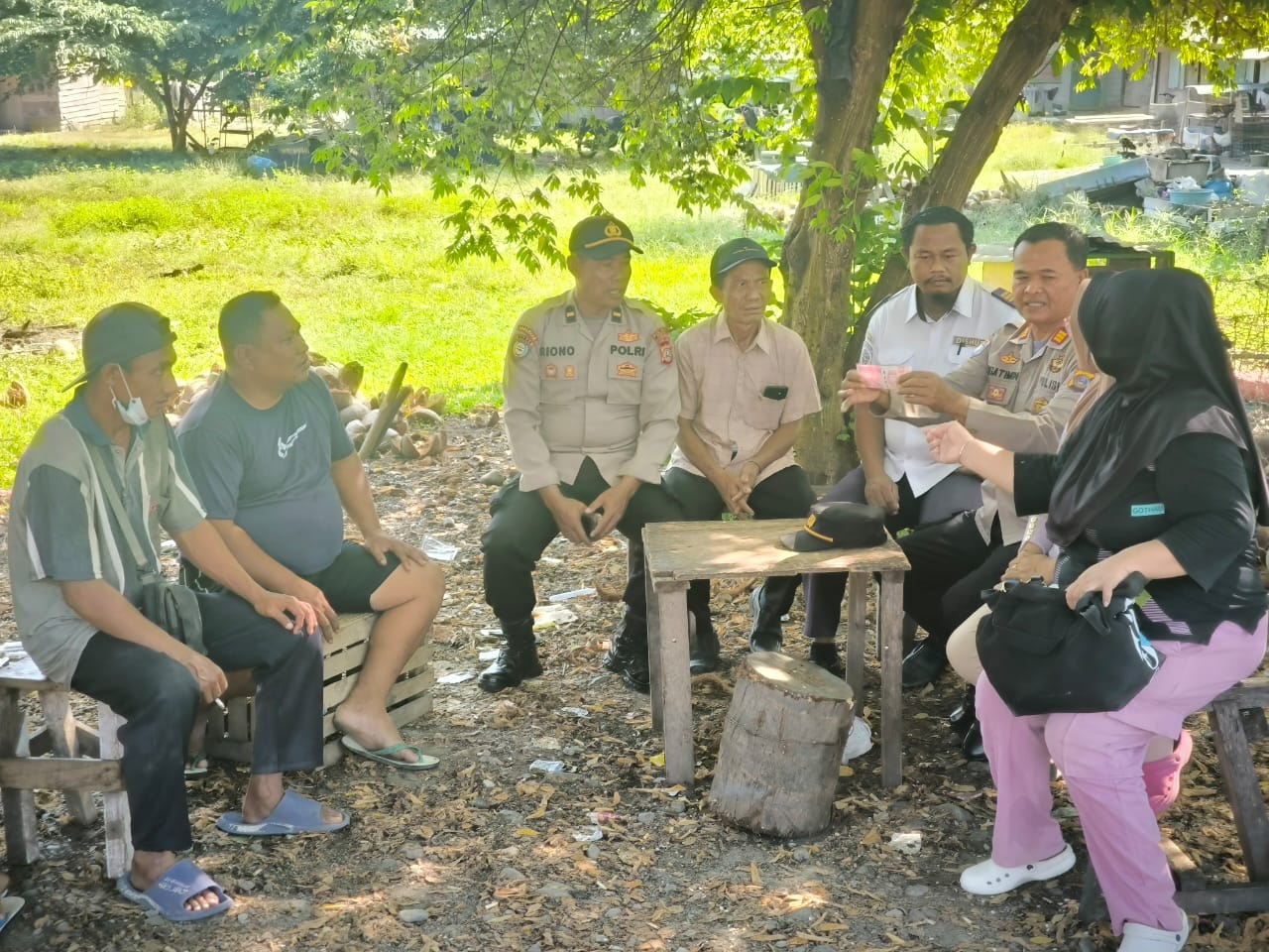 Jum'at curhat dipimpin lasung oleh Kasat Binmas Akp. Ngatimin, KBO Binmas Ipda Riono dan Pers. Sat Binmas bersama masyarakat terkait Aspirasi maupun Keluhan dari Pengunjung Pasar, yang dilaksanakan Dipasar Rakyat Ampana. Jum'at (10/1/2025)