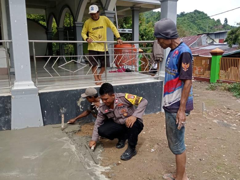 Bhabinkamtibmas setempat, Aiptu I Wayan Kaleb, melaksanakan kerja bakti di Masjid Jabal Ahmad, pada Jumat (10/1/2024).