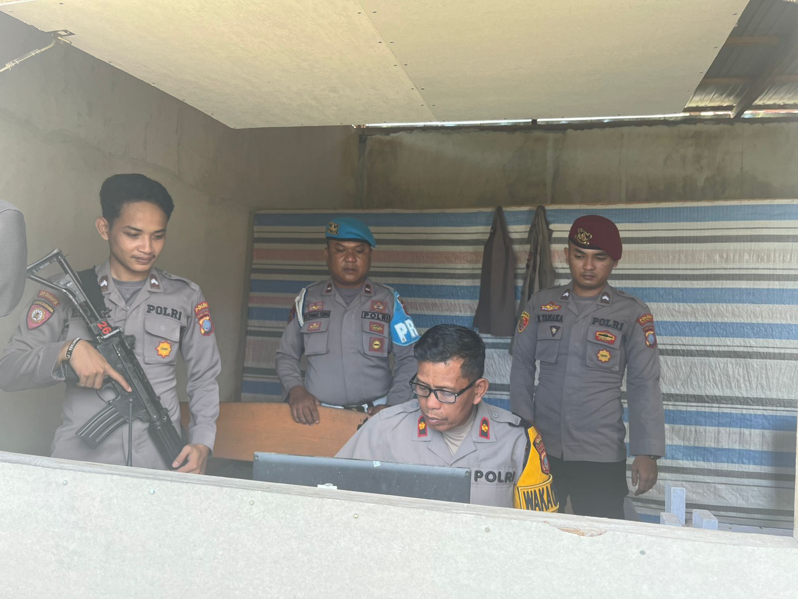 Wakapolres Touna Kompol Mulyadi Cek Personel Jaga Gudang Logistik KPU, Jumat malam (10/01/2025).