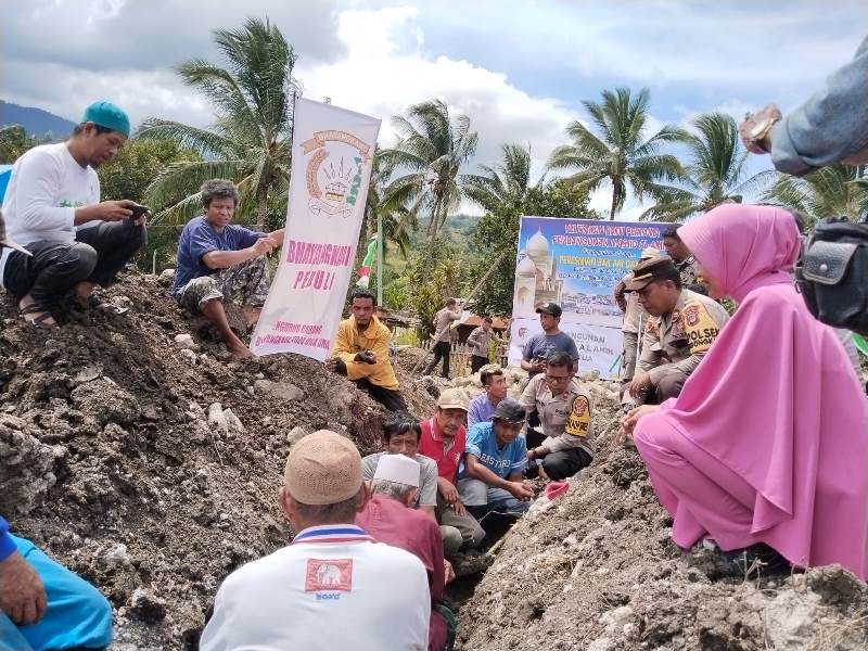 Peletakan batu pertama pembangunan Masjid Al-Amin di Dusun Linte Tua, Desa Takibangke, Kecamatan Ulubongka, Kabupaten Touna, Sabtu (11/1/2025).