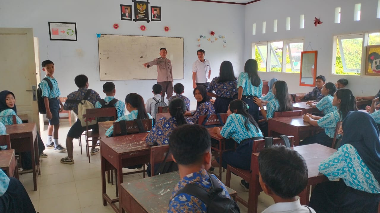 Sosialisasi terkait kenakalan remaja di SMP Negeri 1 Torue, Desa Torue Kabupaten Parigi Moutong, pada Kamis (16/1/2025).