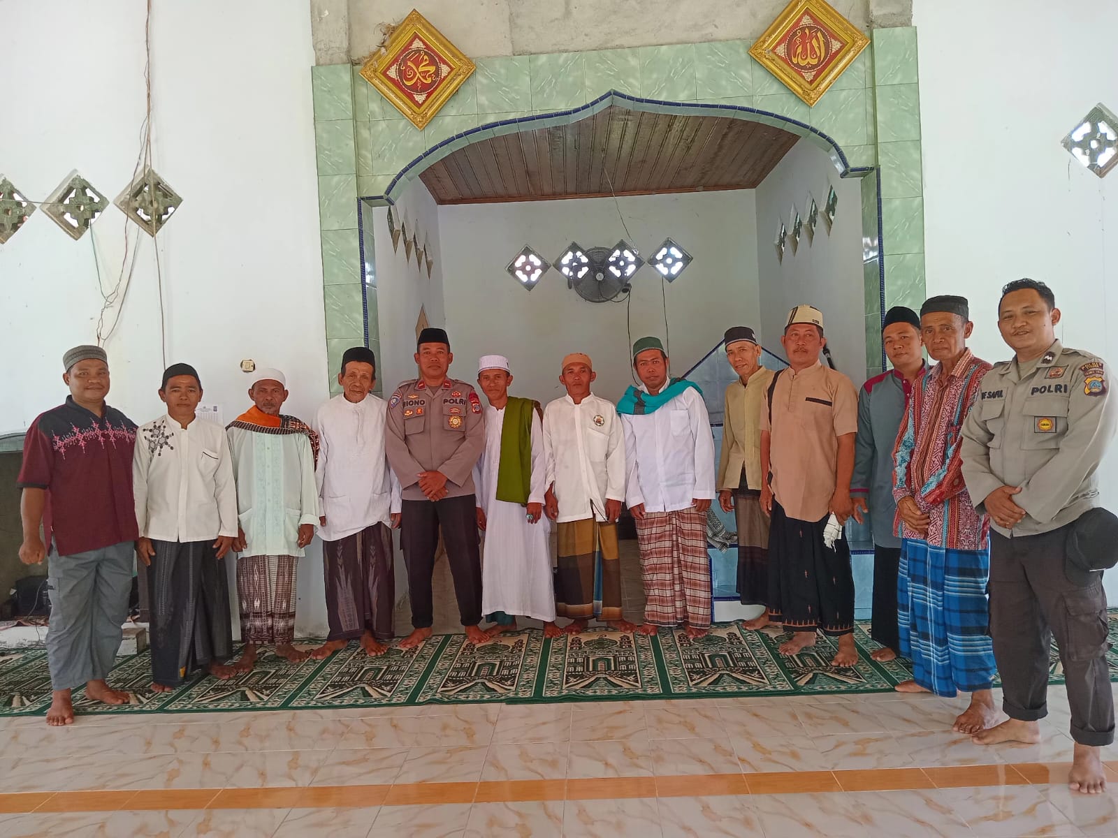Sat Binmas Polres Touna melaksanakan Sholat Jumat secara berjamaah bersama jamaah Masjid Darussa'ada Desa patingko Kecamatan. Ratolindo, Jum'at (17/1/2025)