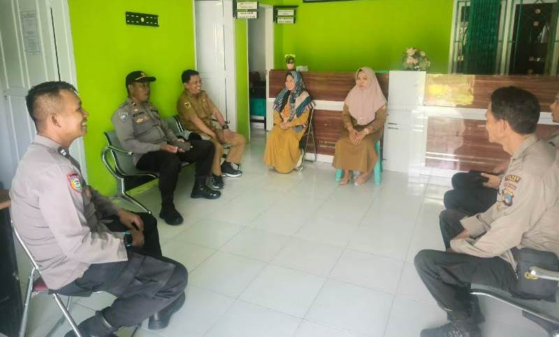 Sat Binmas Polres Touna melaksanakan sambang dan silaturahmi dengan Kepala Desa Buntongi dan perangkatnya, Senin (20/01/2025).