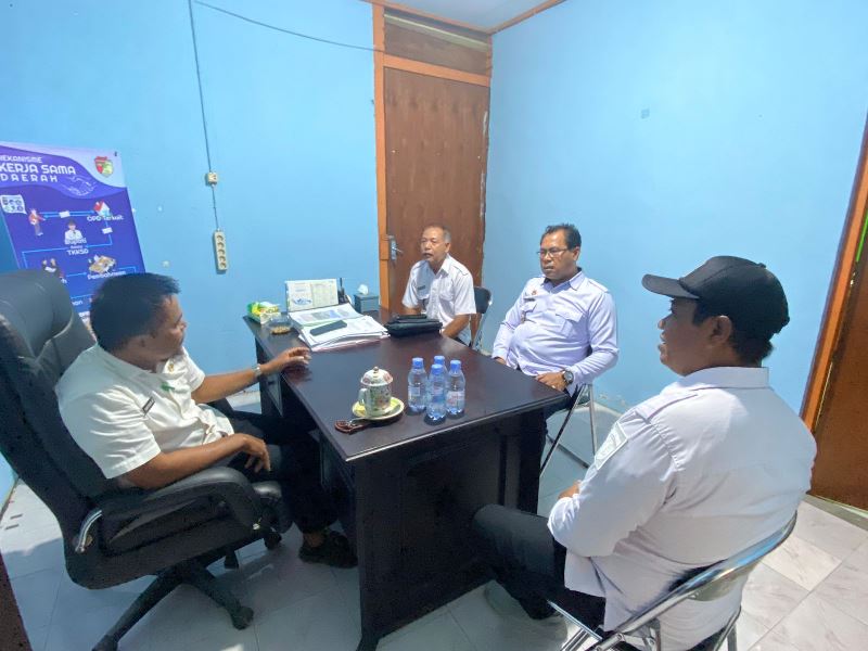 Lapas Kelas IIB Ampana dan Dinas Tenaga Kerja dan Transmigrasi (Disnakertrans) Touna membahas kolaborasi program pembinaan kemandirian bagi Warga Binaan Pemasyarakatan (WBP), Rabu (22/1/2025).