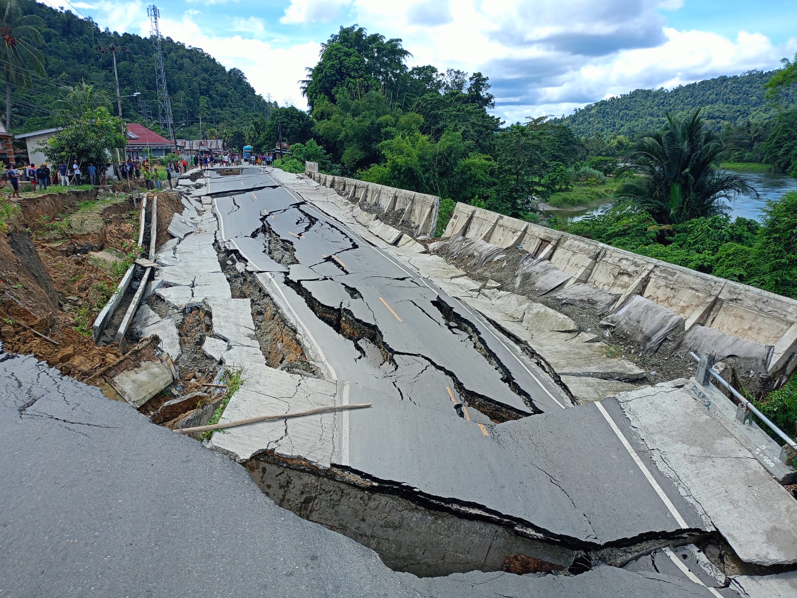 Trans Sulawesi yang menghubungkan Poso dengan Tentena lumpuh total akibat longsor di Desa Watuawu, Kecamatan Lage, Kabupaten Poso. Kamis (23/1/2025