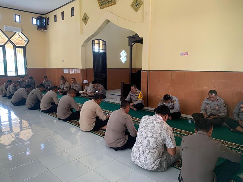 Polres Touna melaksanakan kegiatan pembinaan rohani dan mental (Binrohtal) untuk menciptakan sosok anggota Polri khususnya Personil Polres Touna yang lebih humanis dalam mengemban tugasnya, Kamis (23/01/2025).