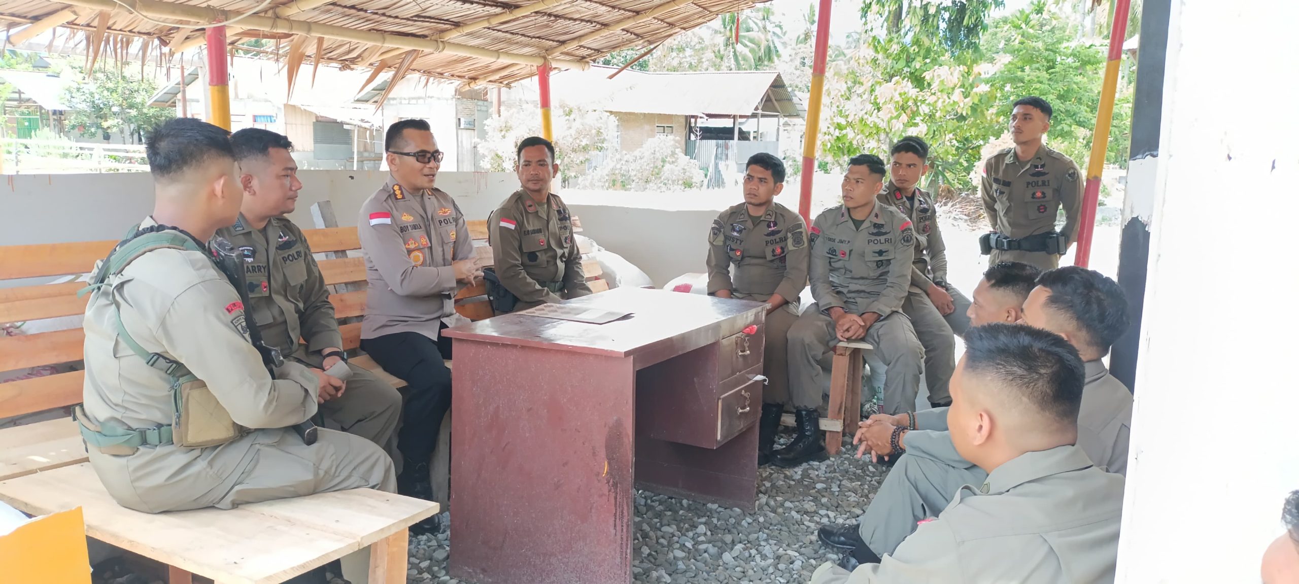 Kepala Operasi (Kaops) Madago Raya bersama tim, melaksanakan kunjungan dan memberikan bantuan logistik ke Pos Kamtibmas di Desa Masamba dan Tabalu, Kecamatan Poso Pesisir, Kabupaten Poso, pada Kamis (23/1/2025).
