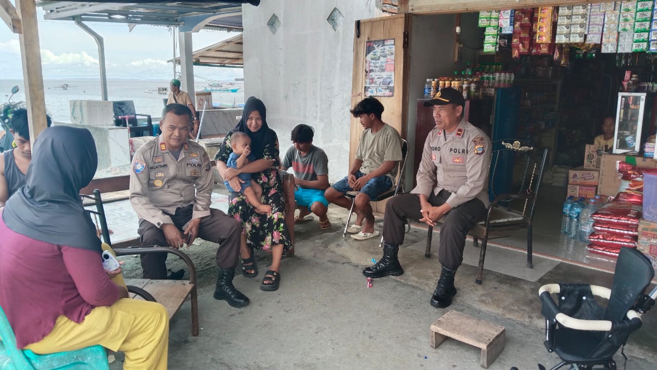 Sat Binmas Polres Touna gelar Jumat Curhat dengan para nelayan dan warga Bailo Pantai, Jumat (24/1/2025).