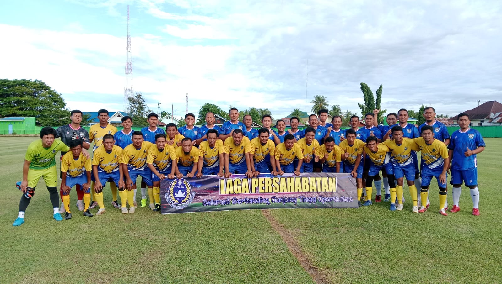 Eksebisi persahabatan ASN sepakbola antar tim Pemda Kabupaten Tojo Una Una (Touna) dan Tim Pemda Kabupaten Motrowali. digelar Lapangan satamina ampana Jalan tanjung bulu, Sabtu (25/1/2025)