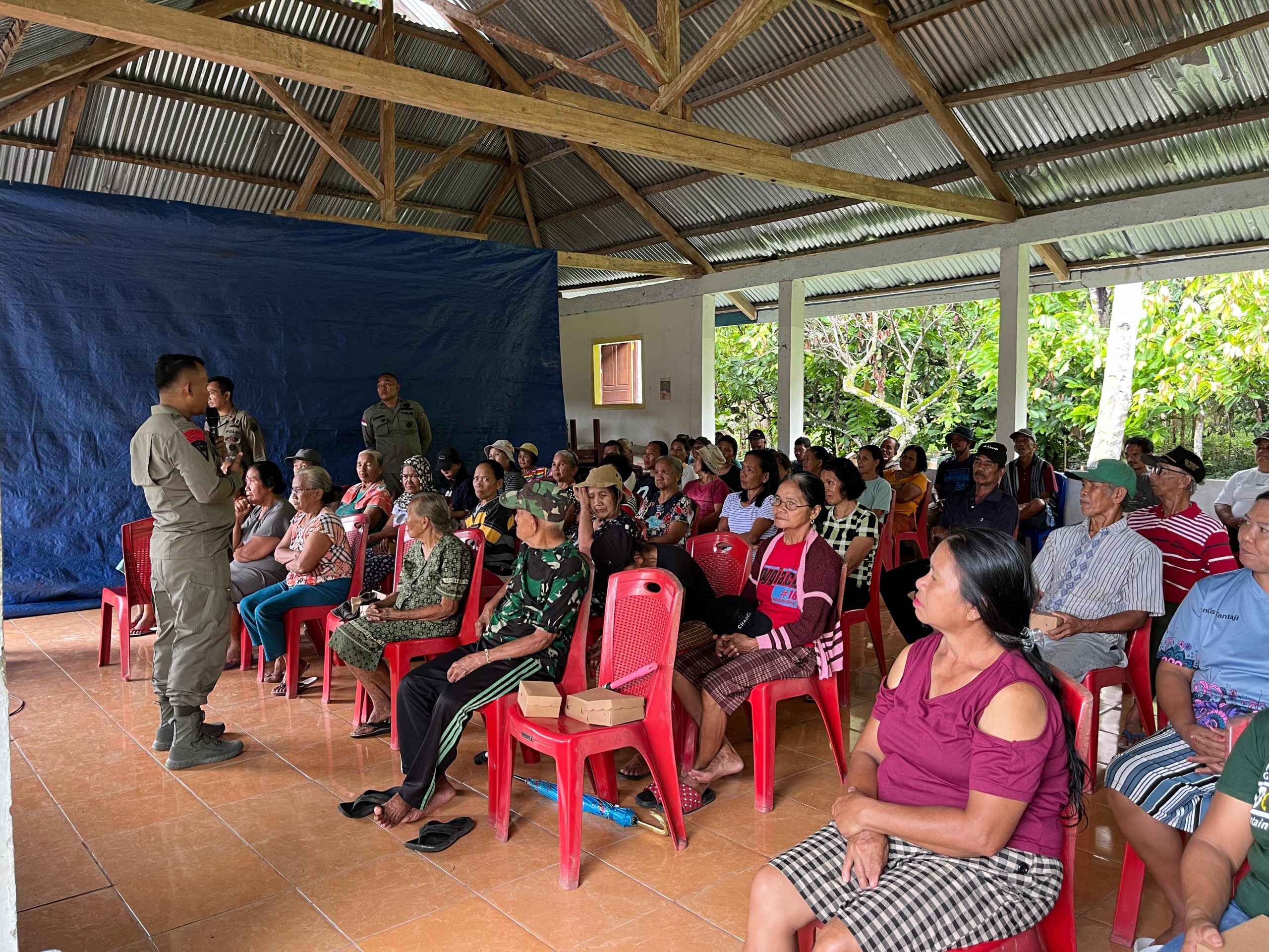 Hipnoterapi yang diselenggarakan oleh Satgas III Preventif Operasi Madago Raya di Aula Desa Dewua, Desa Sangginor, Desa Sangginora dan Desa Dewua pada Sabtu (25/1/2025).